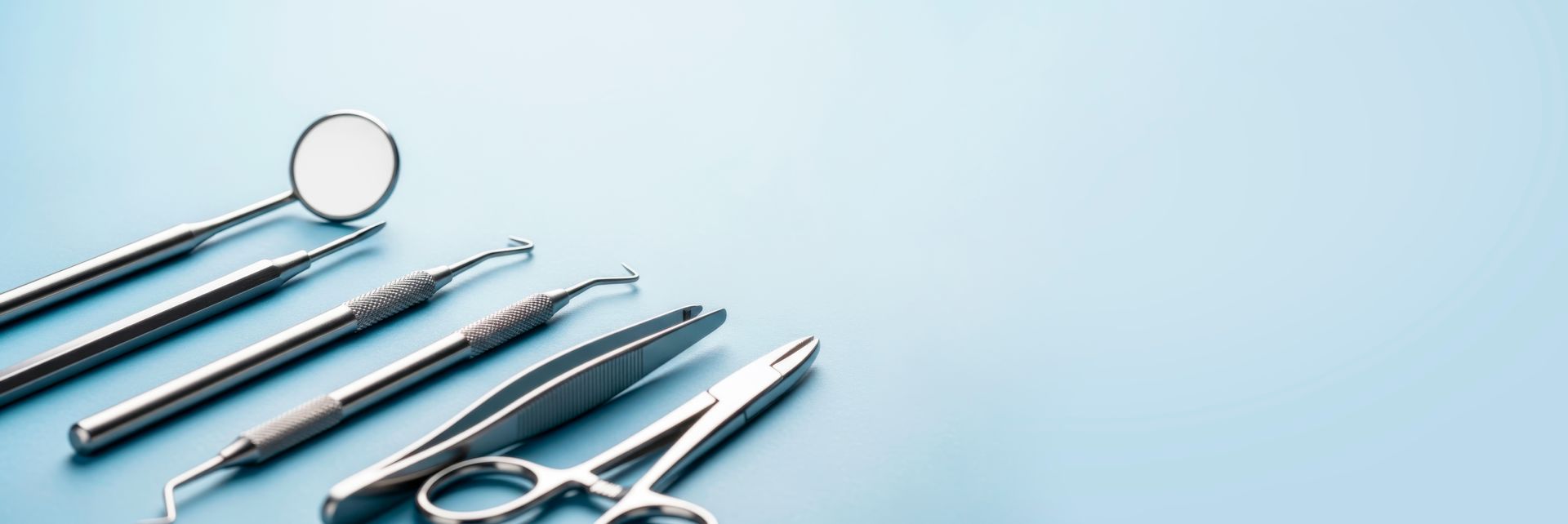 Ein Zahnarzt untersucht in seiner Zahnarztpraxis die Zähne eines Patienten mit Instrumenten.