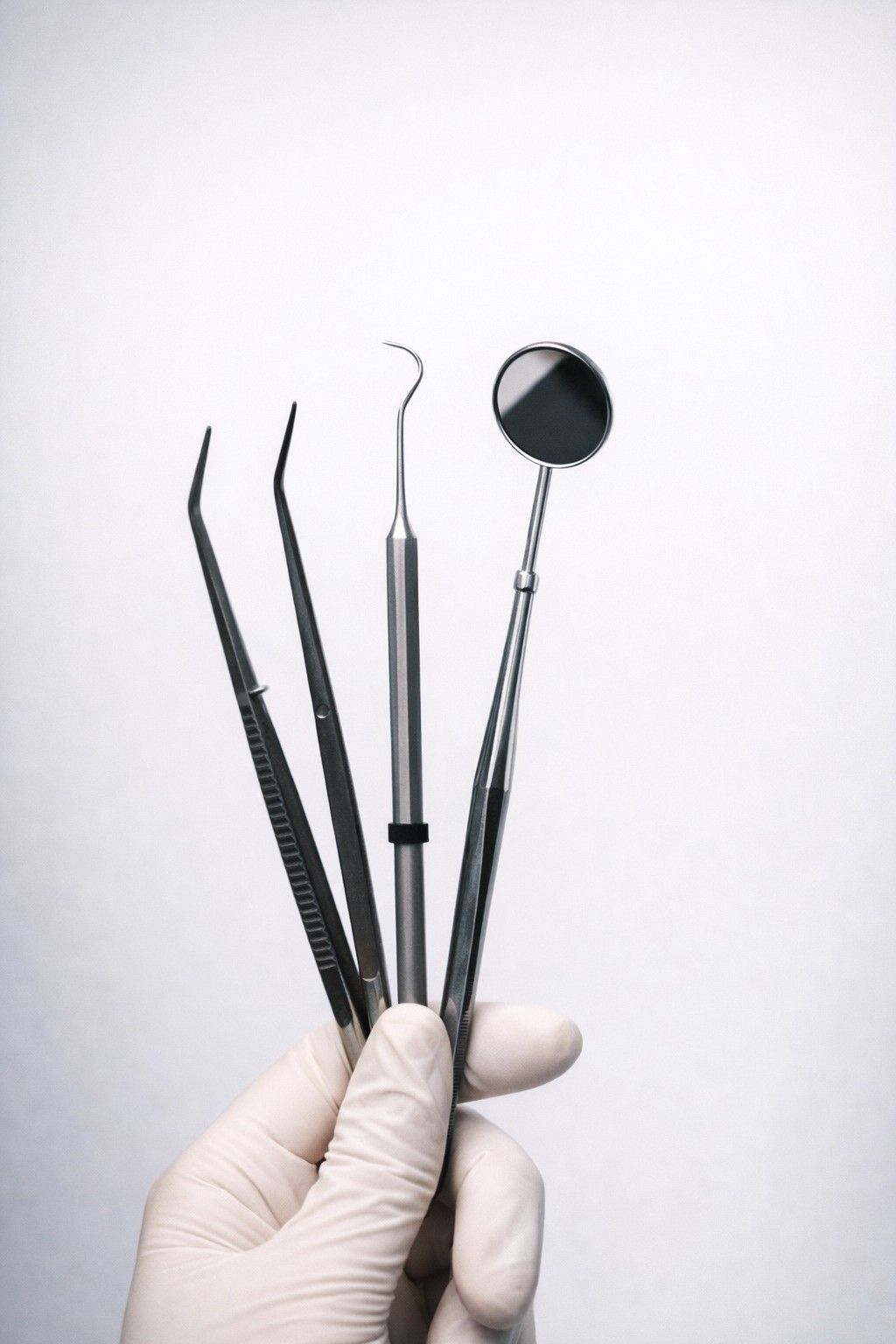 Ein Zahnarzt untersucht in seiner Zahnarztpraxis die Zähne eines Patienten mit Instrumenten.