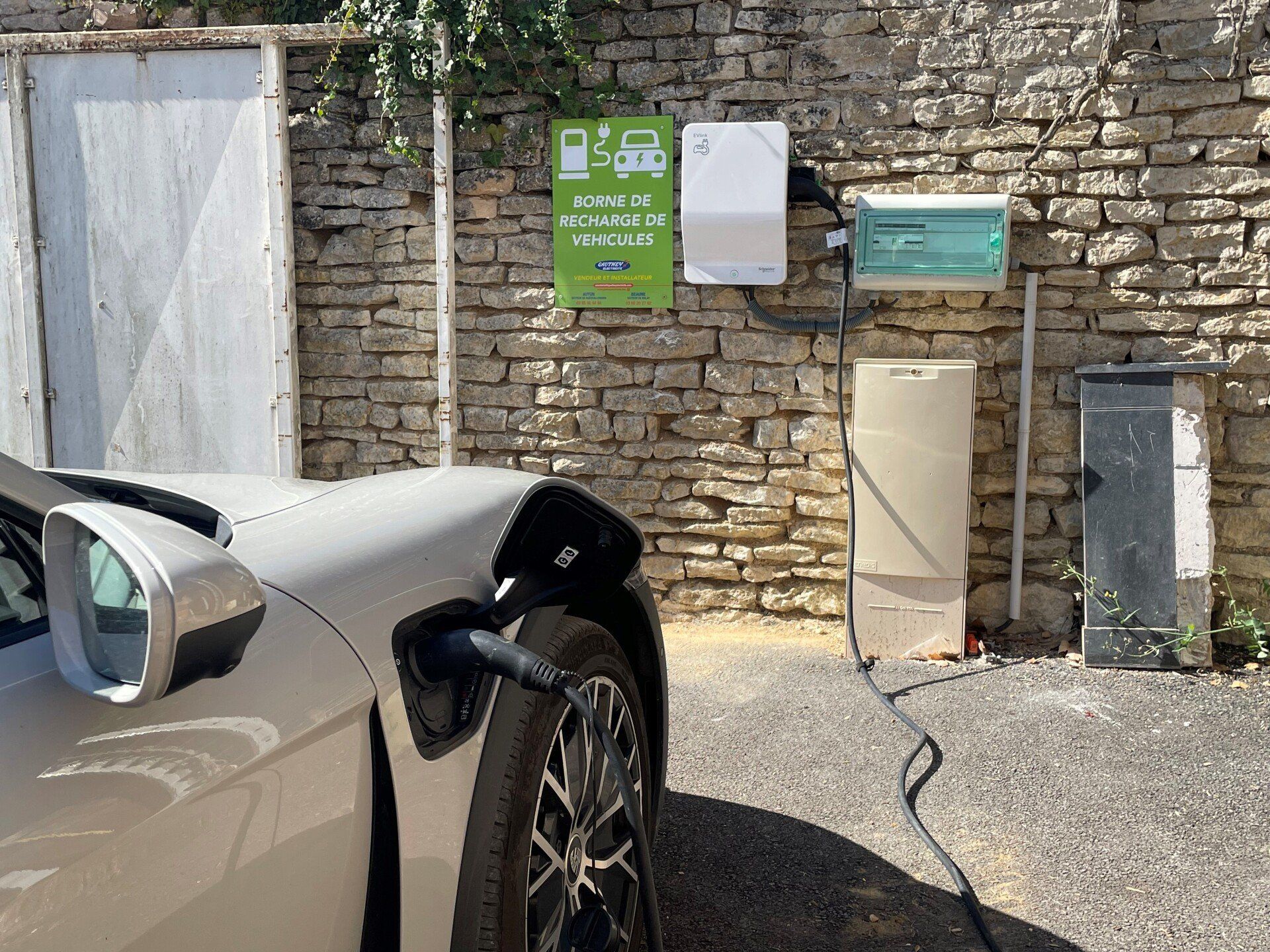 Borne électrique verte