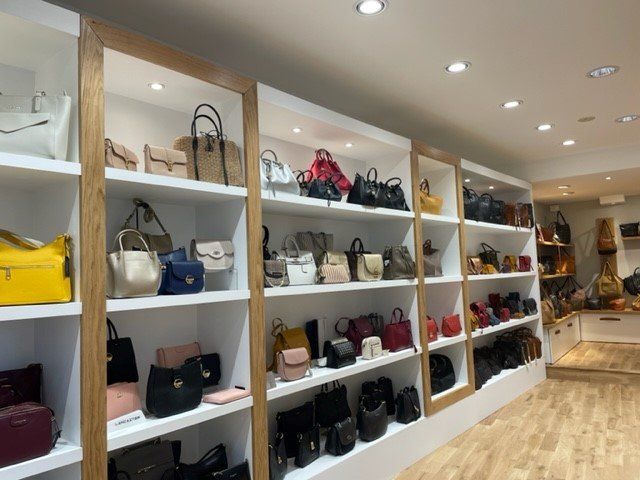 Etagères d'une maroquinerie