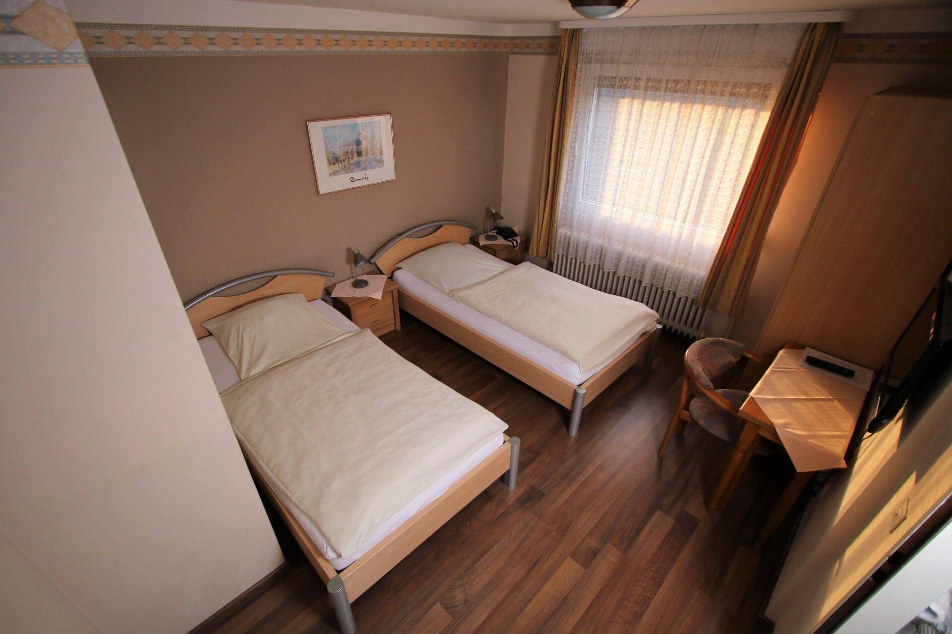 Hotel Asberger Hof - Doppelzimmer mit freistehenden Betten