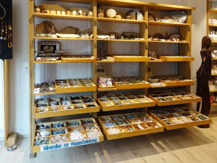 Ein Geschäft mit einem Schild mit der Aufschrift 