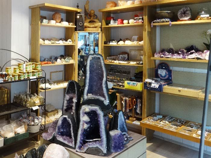 Ein Geschäft mit vielen verschiedenen Arten von Kristallen