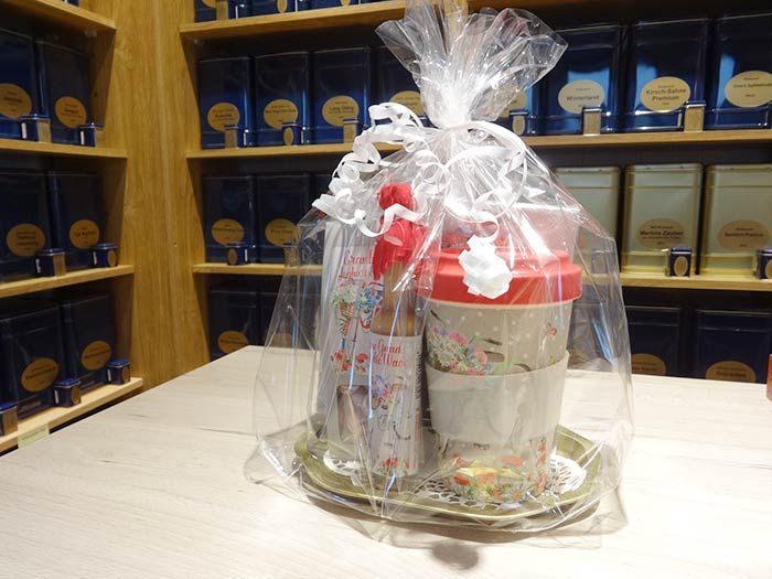 Auf einem Tisch in einem Geschäft liegt ein in Plastik eingewickeltes Geschenk.