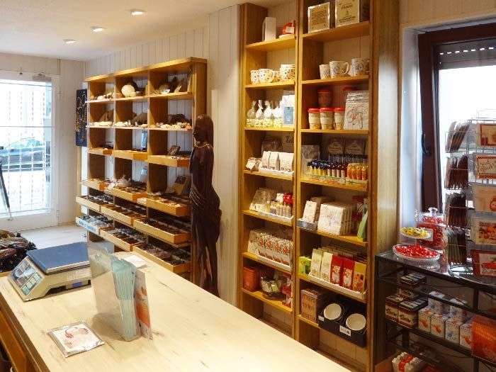 Ein Geschäft mit vielen Regalen und einer Theke