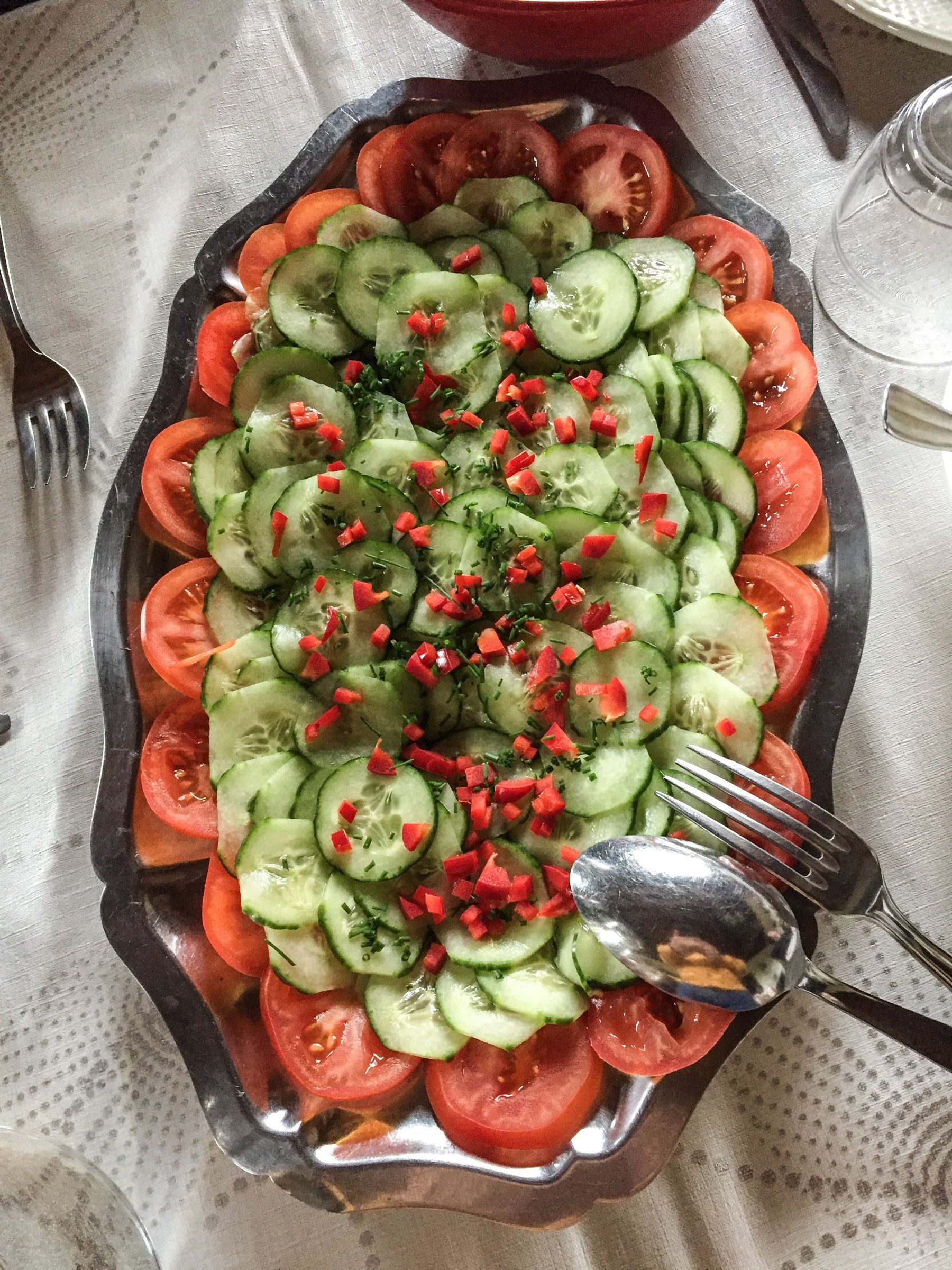 Plateaux de concombres et de tomates