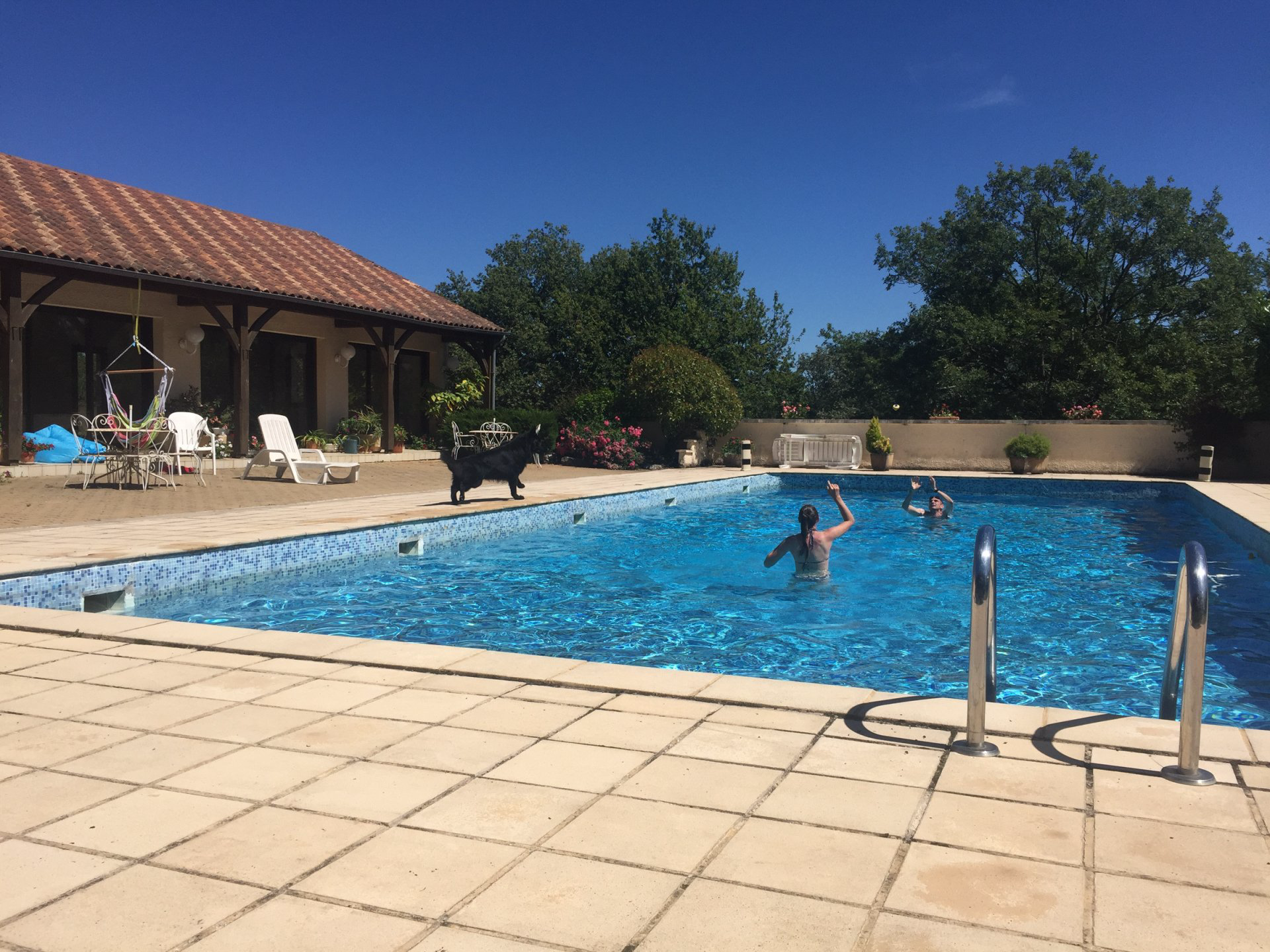 Vacanciers dans la piscine