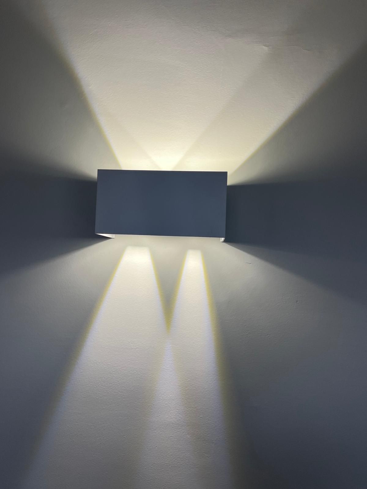 Una luz brilla a través de un agujero en una pared.