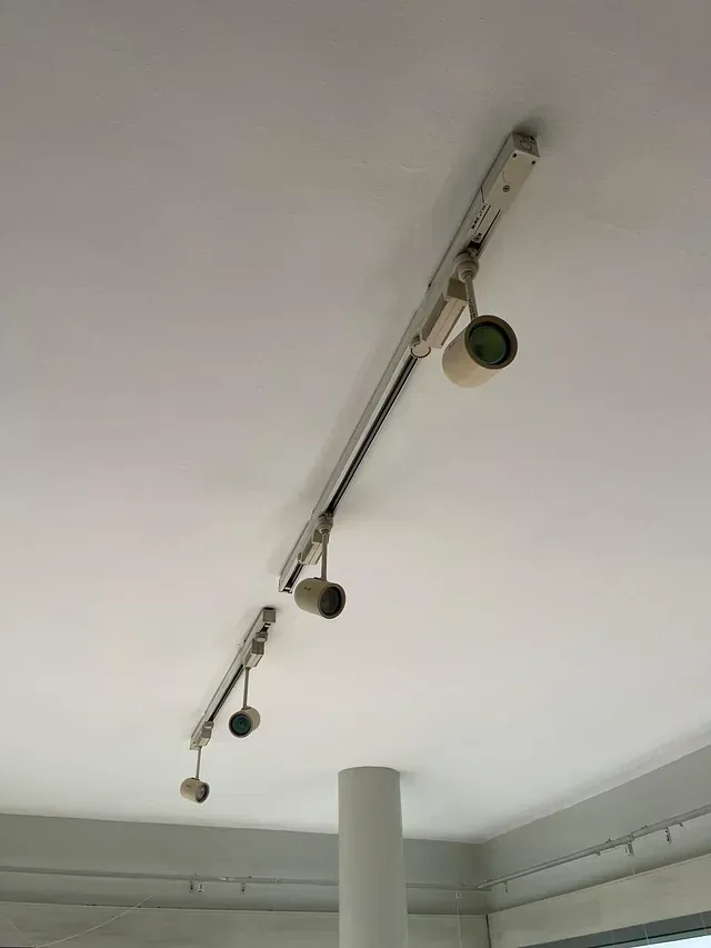 Una hilera de luces que cuelgan del techo de una habitación.