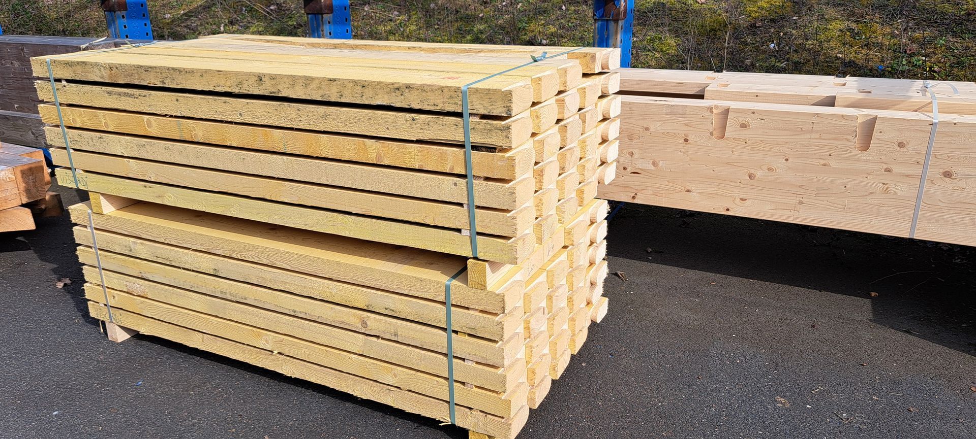 Des planches en train d'être stockées