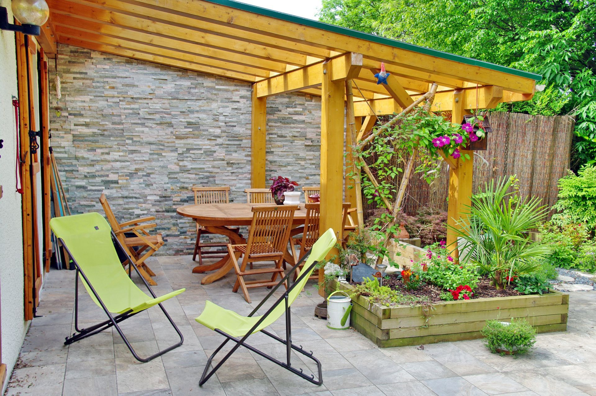 Création d'une pergola en bois clair