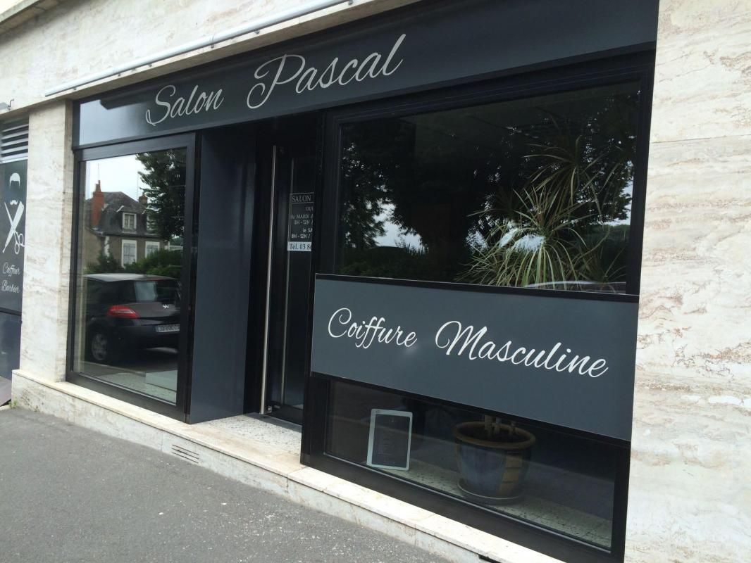 Extérieur du salon de coiffure pour homme