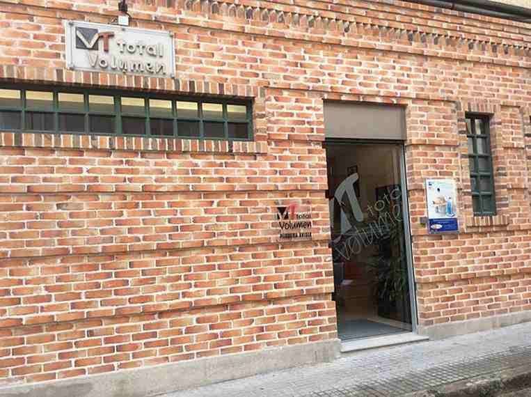 Un edificio de ladrillos con un cartel que dice 