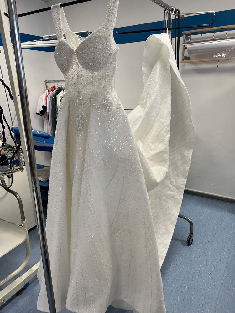 Ein Wohnzimmer mit grünen Vorhängen und einer Leiter in der Ecke.