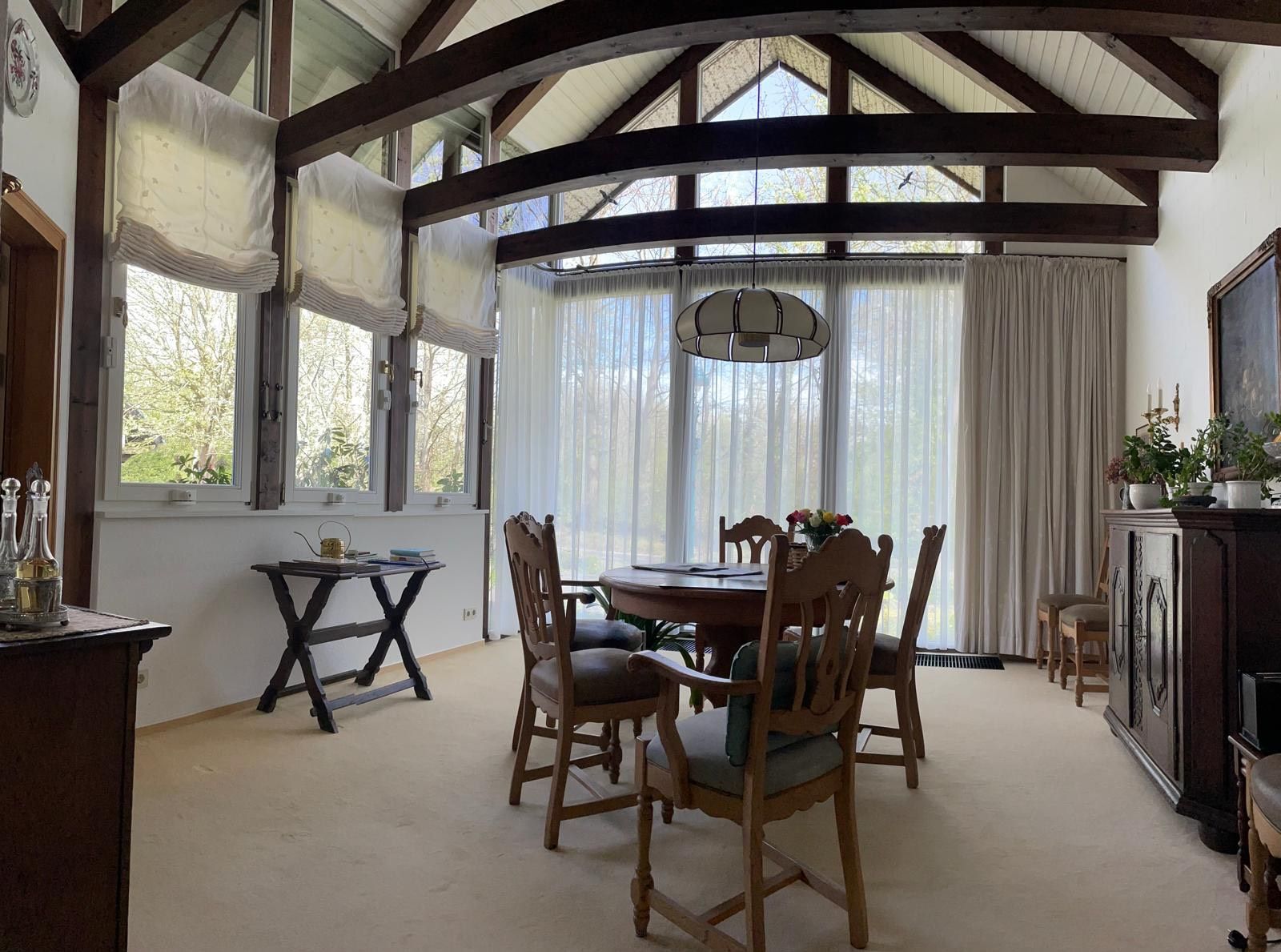 Ein Esszimmer mit einem Tisch und Stühlen darin