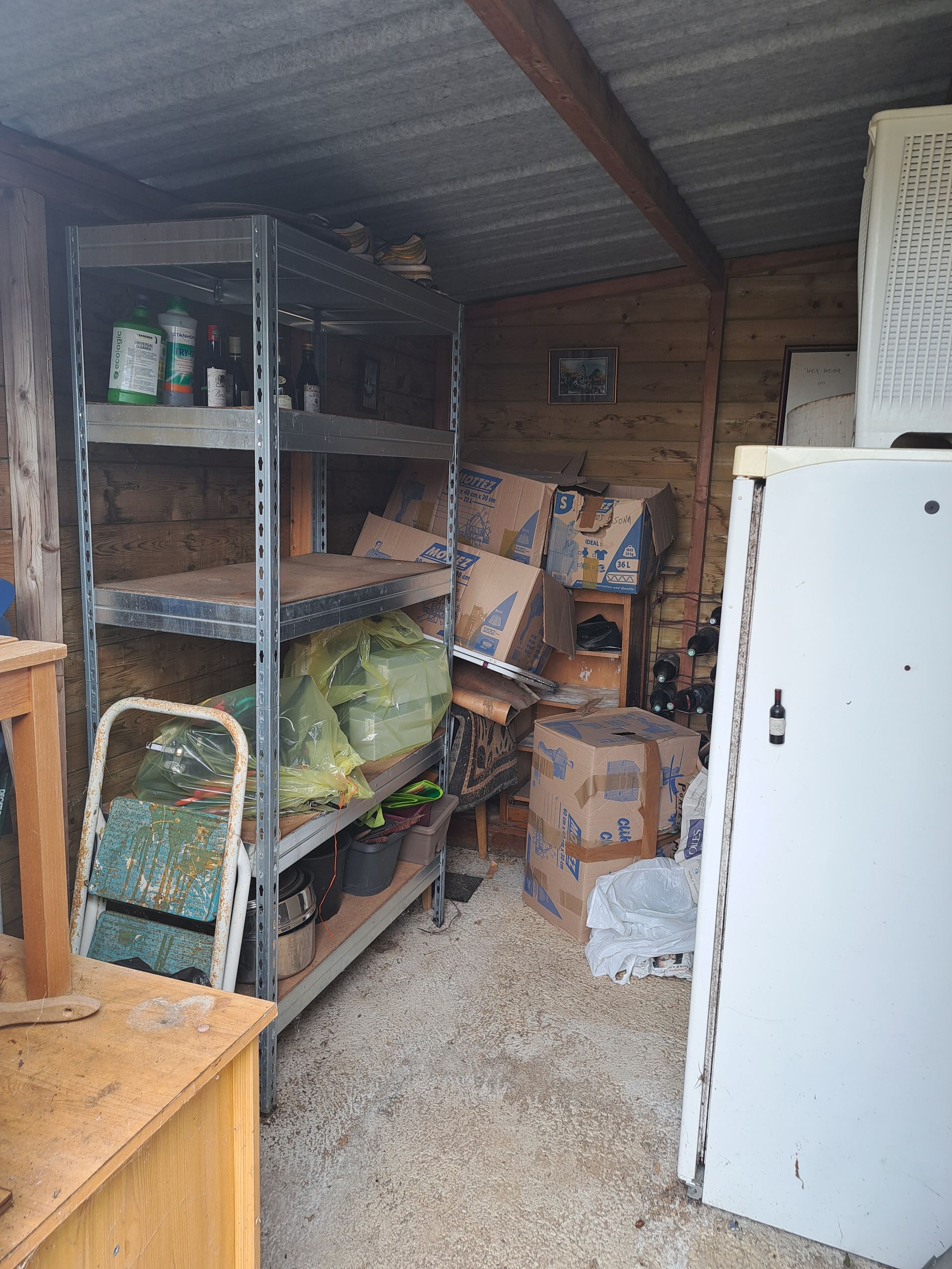 Sous-sol rempli de cartons et de mobilier à débarrasser