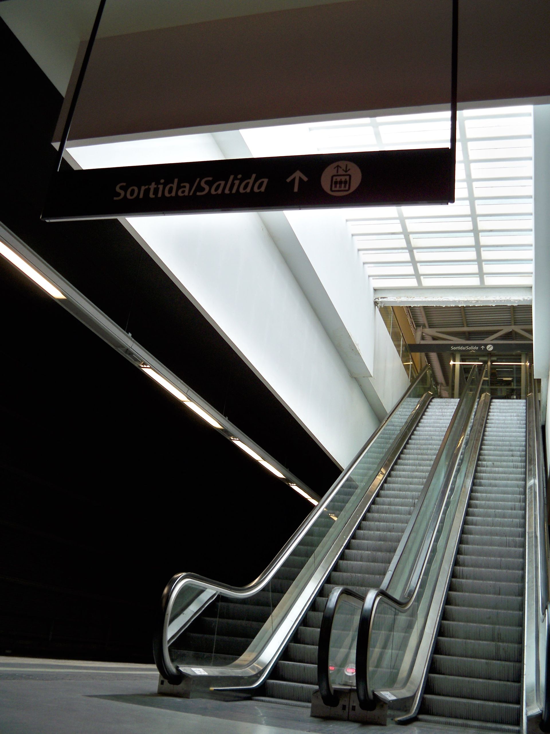 Escaleras mecánicas que conducen a una señal de salida: 
