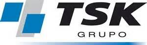 Logotipo de TSK Grupo con diseño geométrico azul y gris y texto negro sobre blanco.