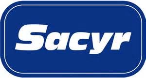 Logotipo de Sacyr: texto blanco sobre un rectángulo redondeado azul con un fino borde azul.