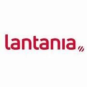 Logotipo de Lantania en rojo, texto en minúscula con un elemento de diseño curvo sutil a la derecha.