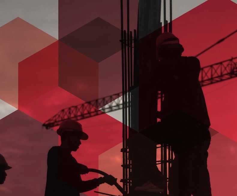 Trabajadores de la construcción recortados contra un cielo al atardecer, con una grúa y una superposición hexagonal roja.