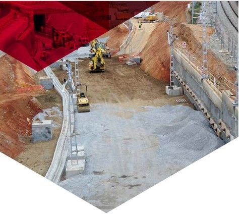 Sitio de construcción: Maquinaria de construcción, compactador de asfalto, grava, muros de contención, tierra roja, cielo.