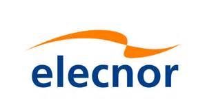 Logotipo de Elecnor, nombre de una empresa en texto azul oscuro, con un diseño curvo naranja encima.