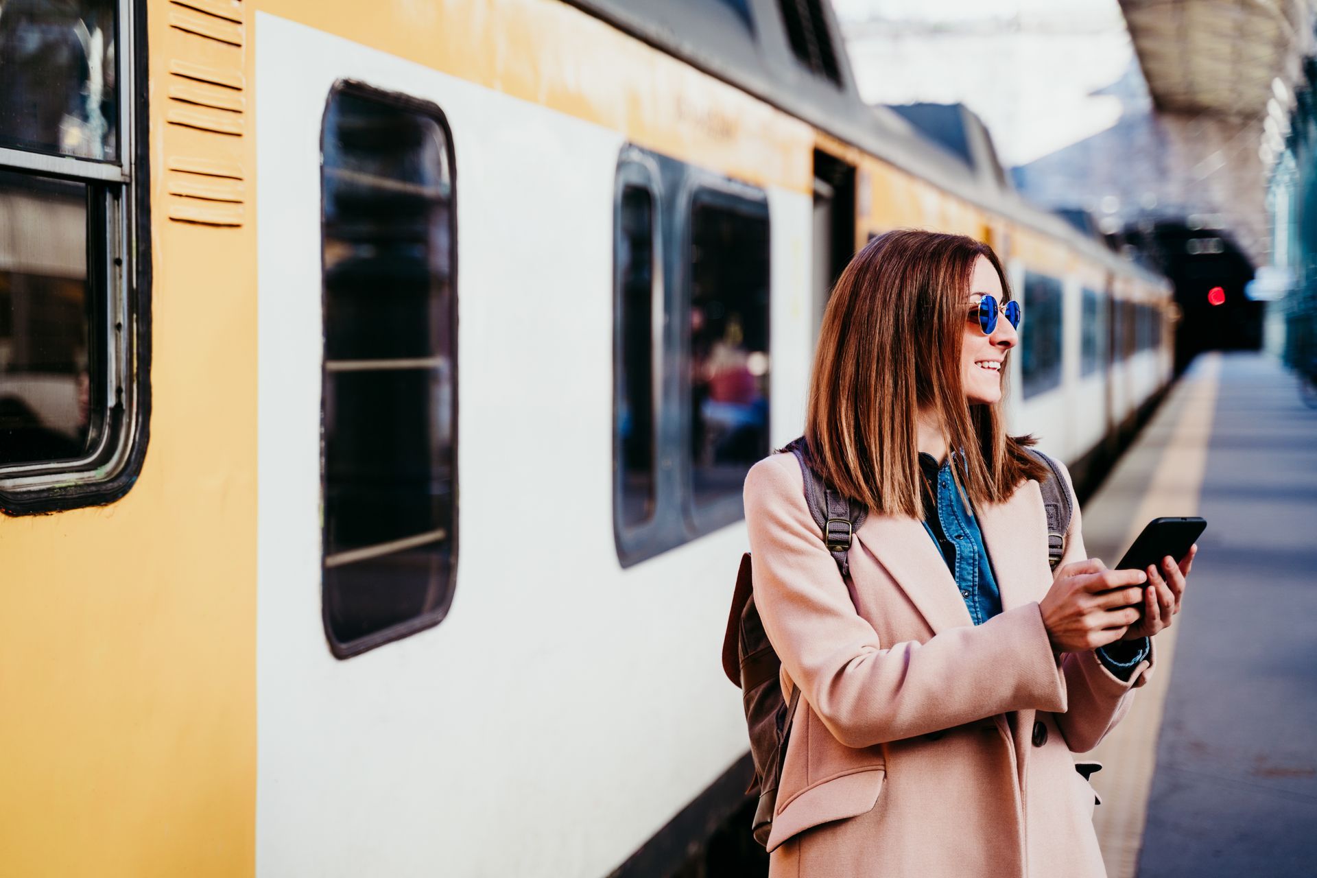 Une femme à la gare