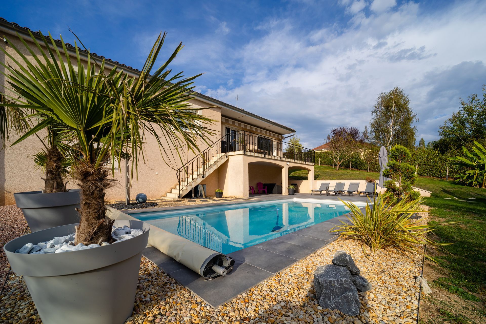 Piscine avec enrouleur à bâche