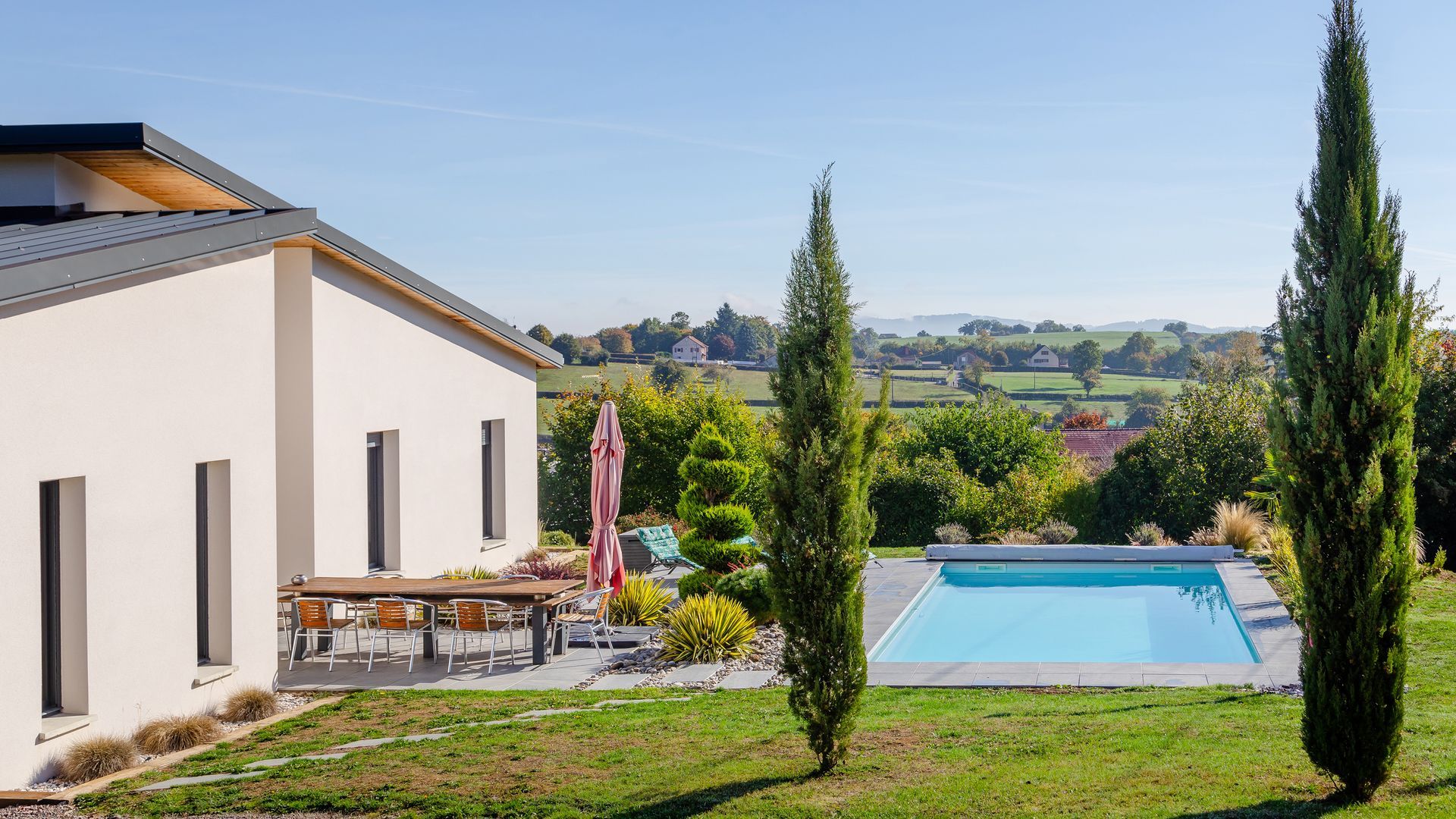 Vue piscine et terrasse