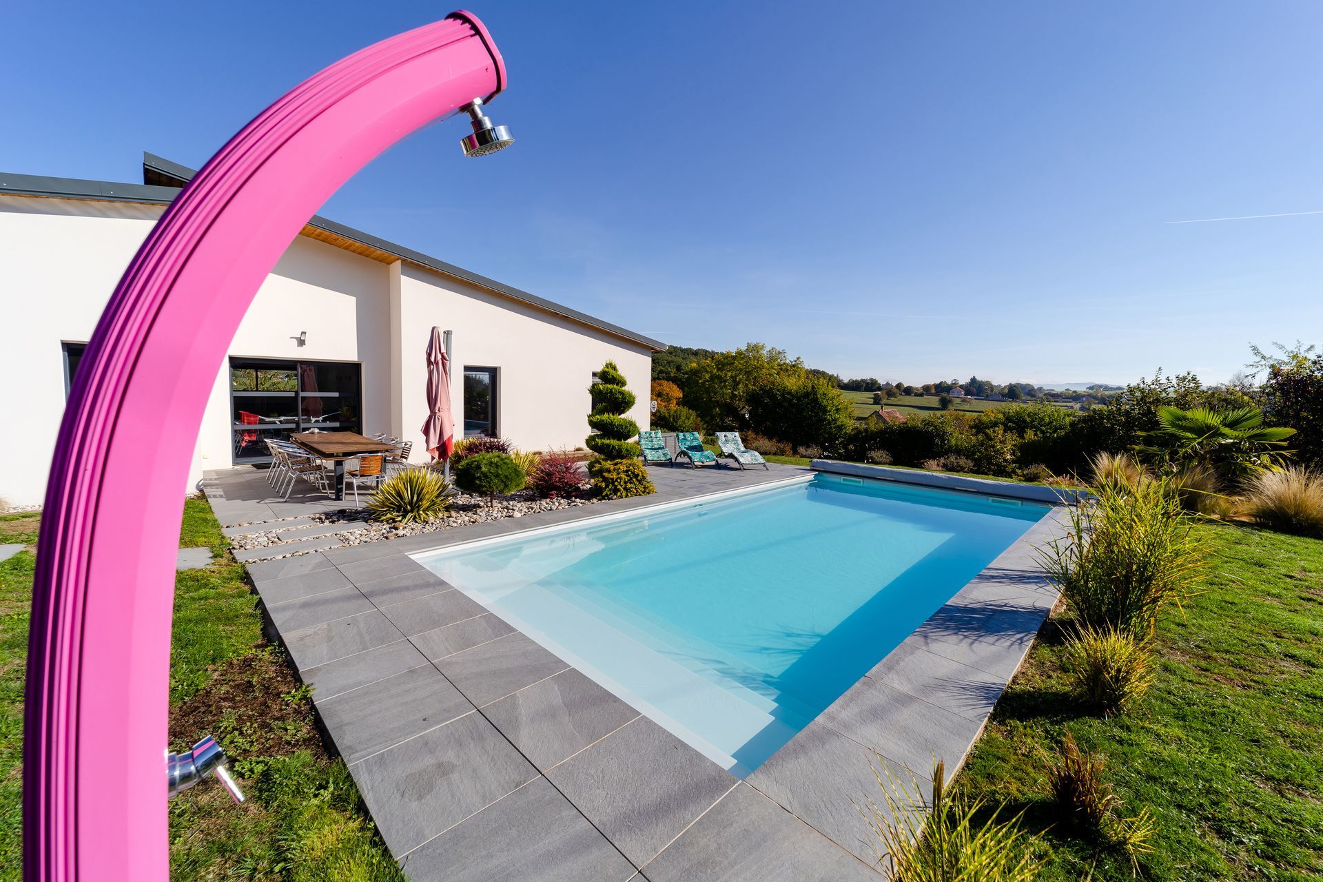 Piscine avec bordure en carrelage gris