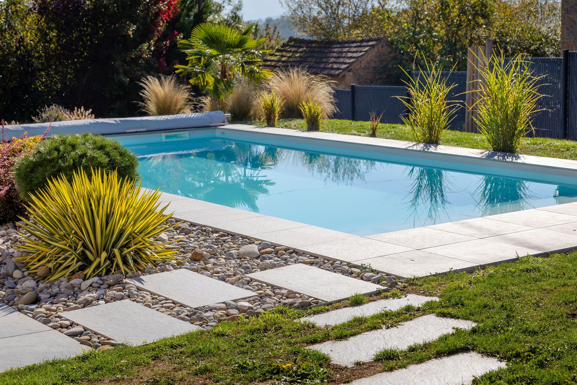 Piscine avec bordure en dallage blanc