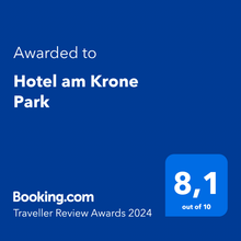 Booking.com-Auszeichnungsabzeichen für das Hotel am Krone Park, Bewertung 8,1 von 10, Traveller Review Awards 2024.