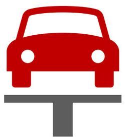 Un coche rojo está sentado encima de una camiseta gris.