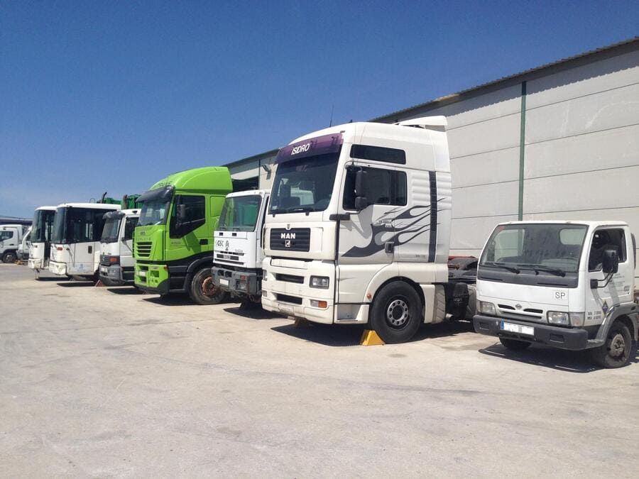 Una fila de camiones están estacionados frente a un edificio
