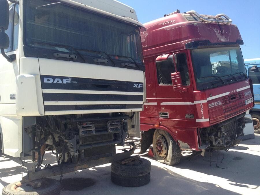 Dos camiones rojos y blancos están estacionados uno al lado del otro.