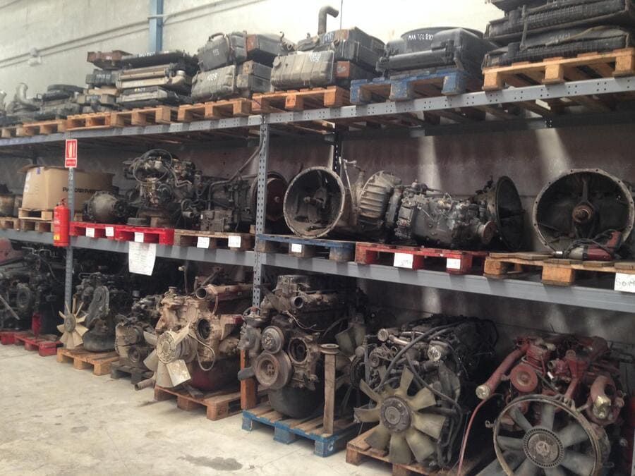 Un almacén lleno de muchos motores y cajas de cambios.