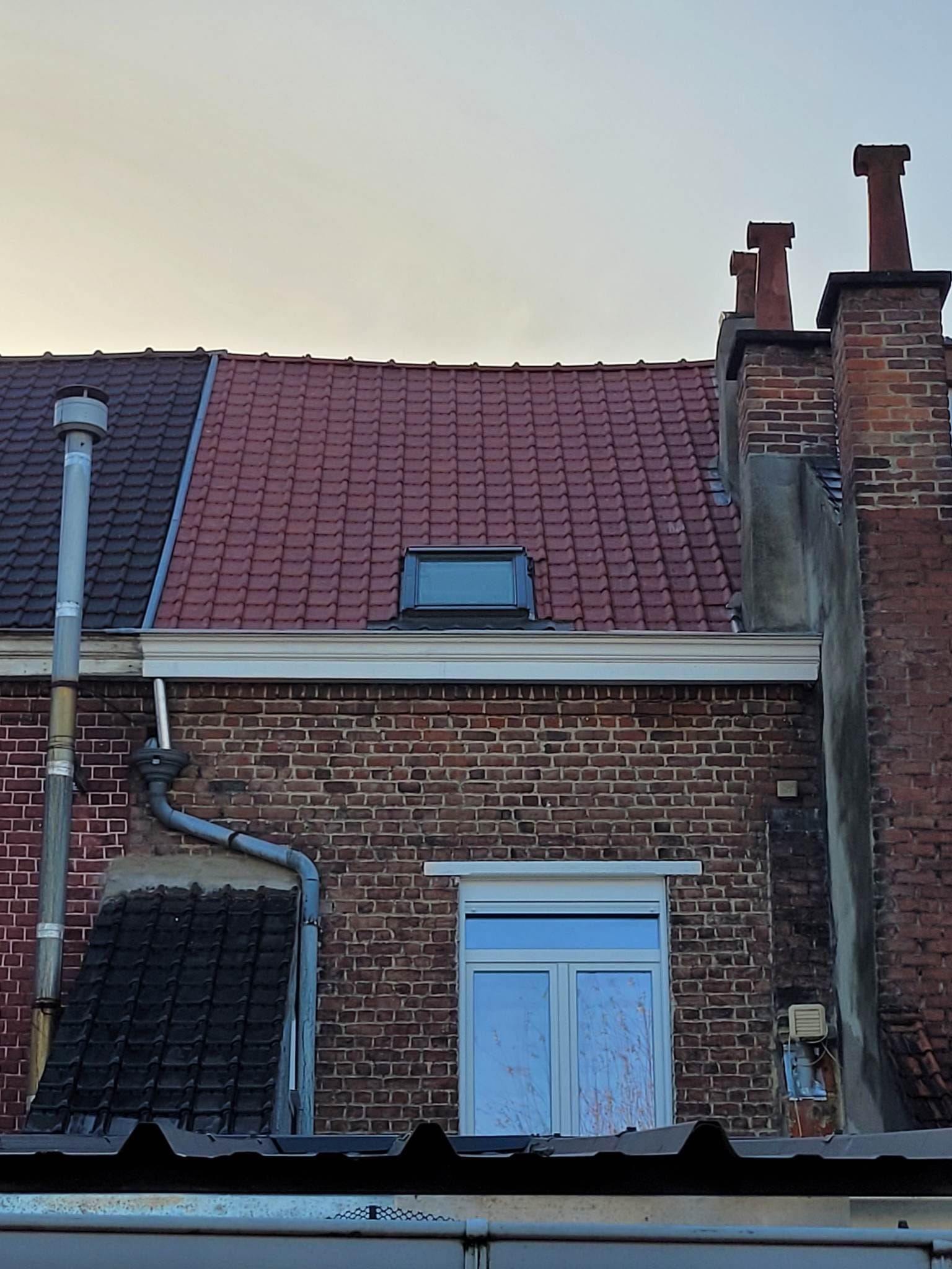 Une toiture et une fenêtre de toit.