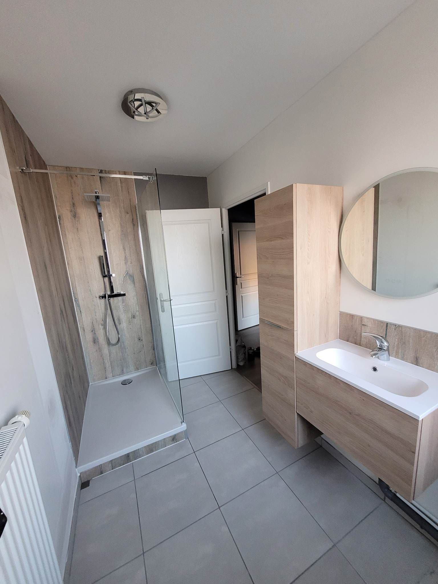 Une salle de bains tout équipée.