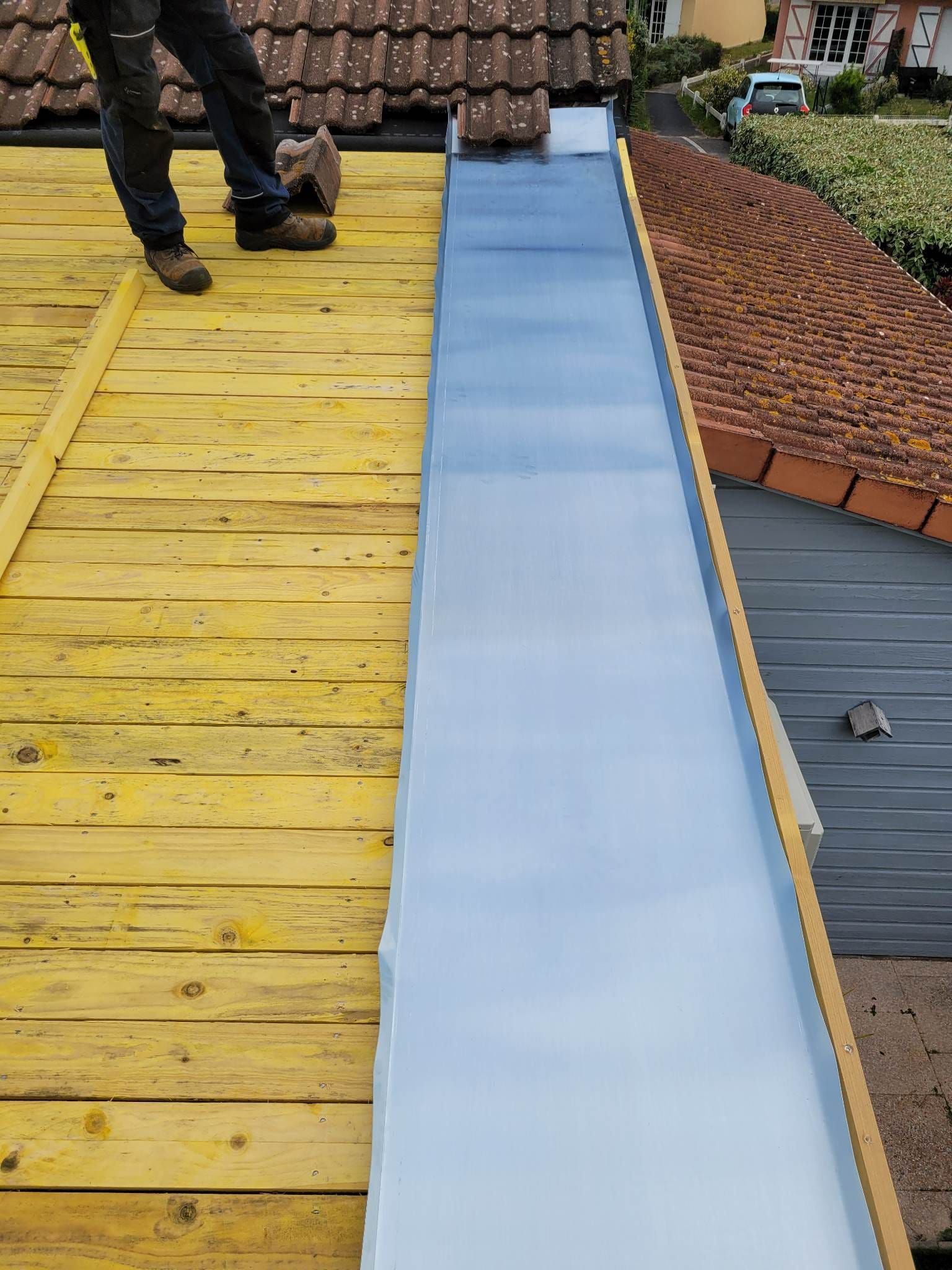 Une gouttière grise.