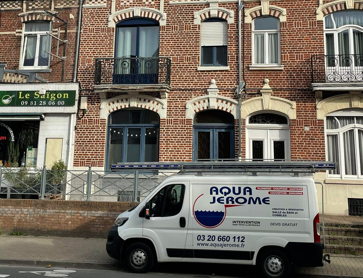 La façade d'une maison avec le véhicule de l'entreprise AQUA JEROME.