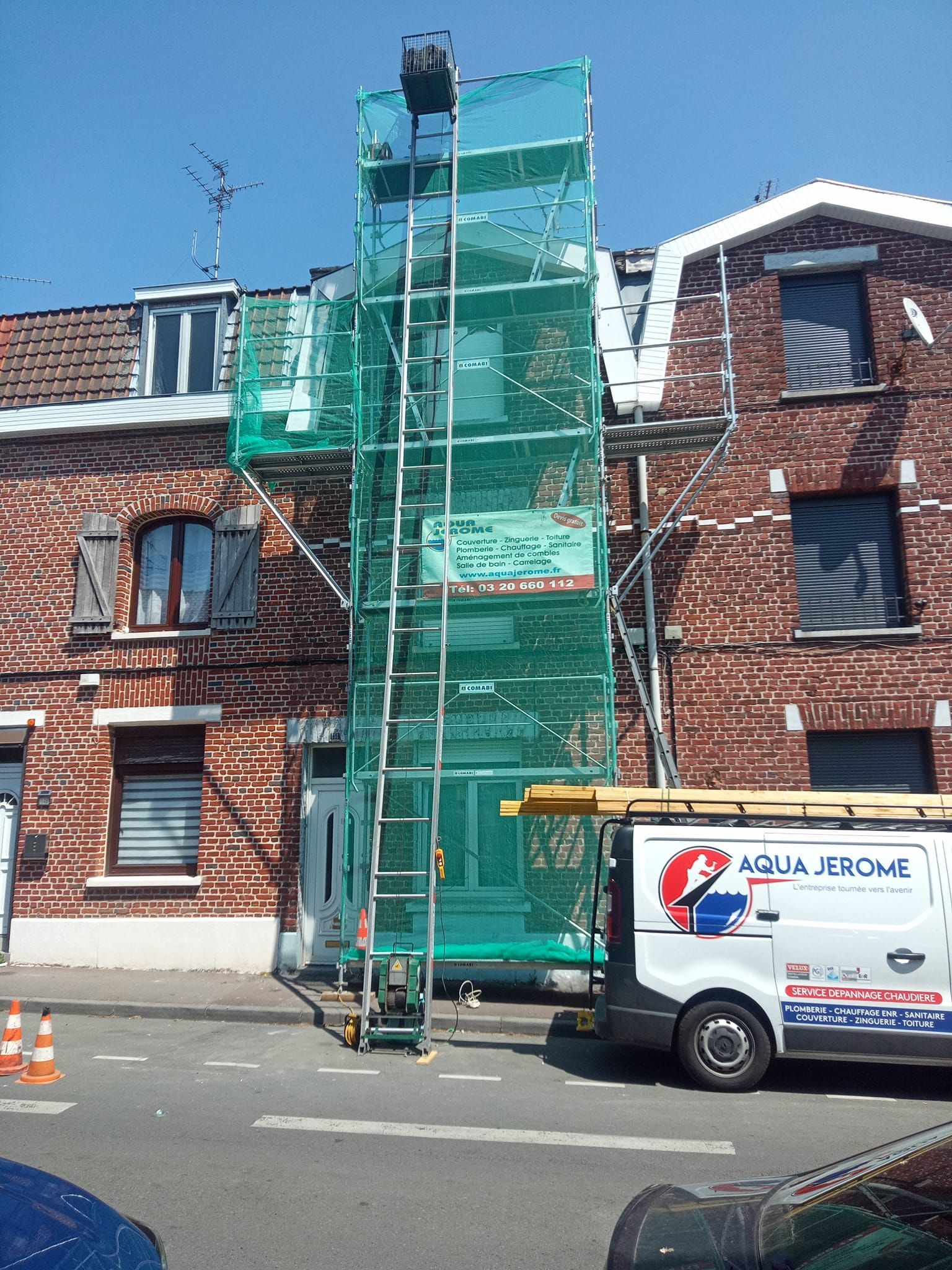 La façade d'une maison avec le camion de l'entreprise AQUA JEROME devant.