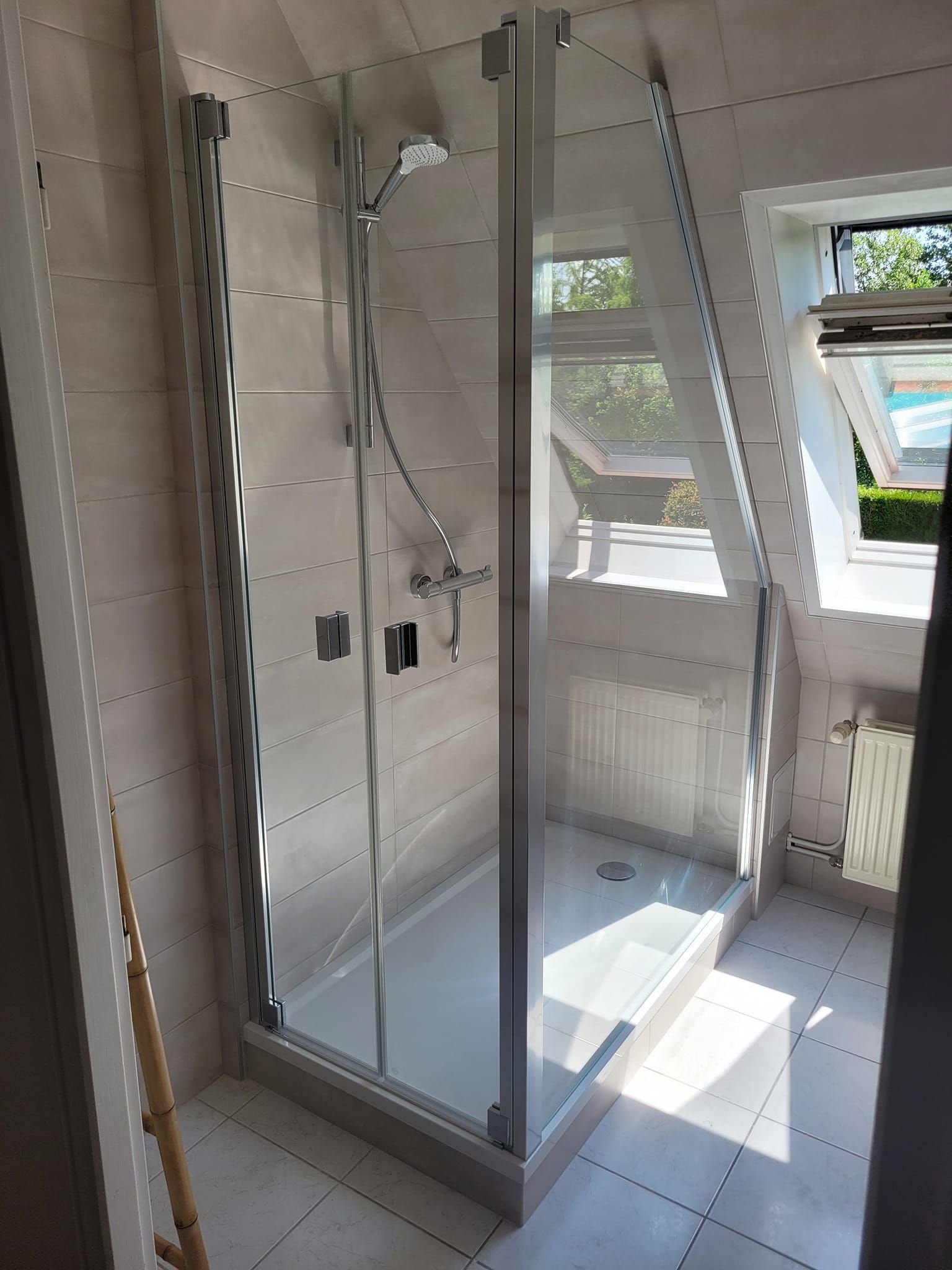 Une douche avec une fenêtre.