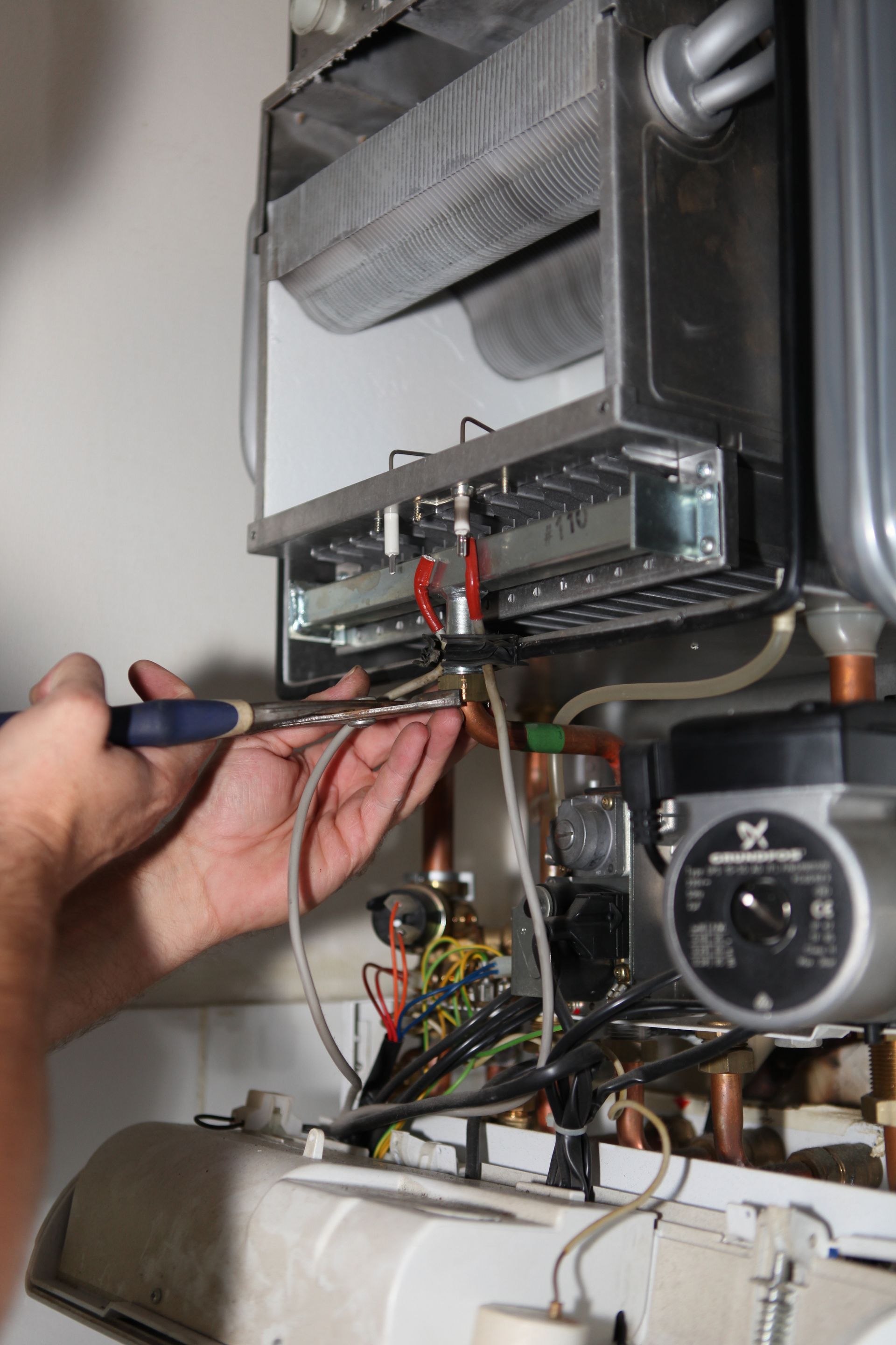 Une personne réparant un chauffe-eau.