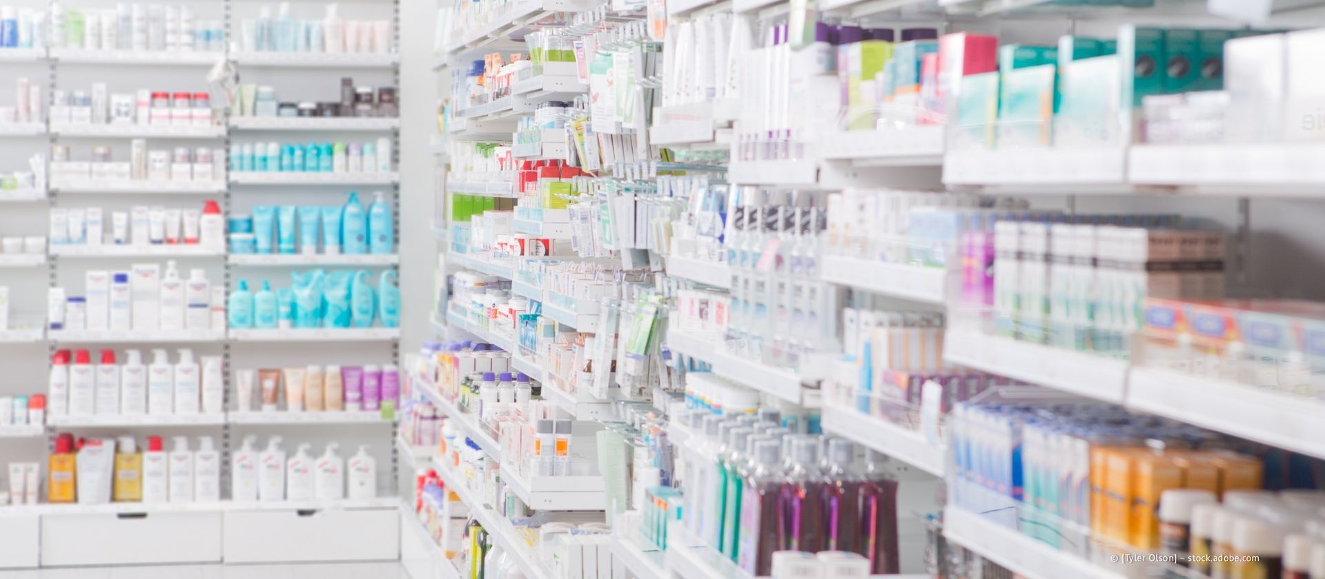 Regale mit Apothekenprodukten in einem Geschäft. Viele Flaschen und Schachteln in verschiedenen Farben.