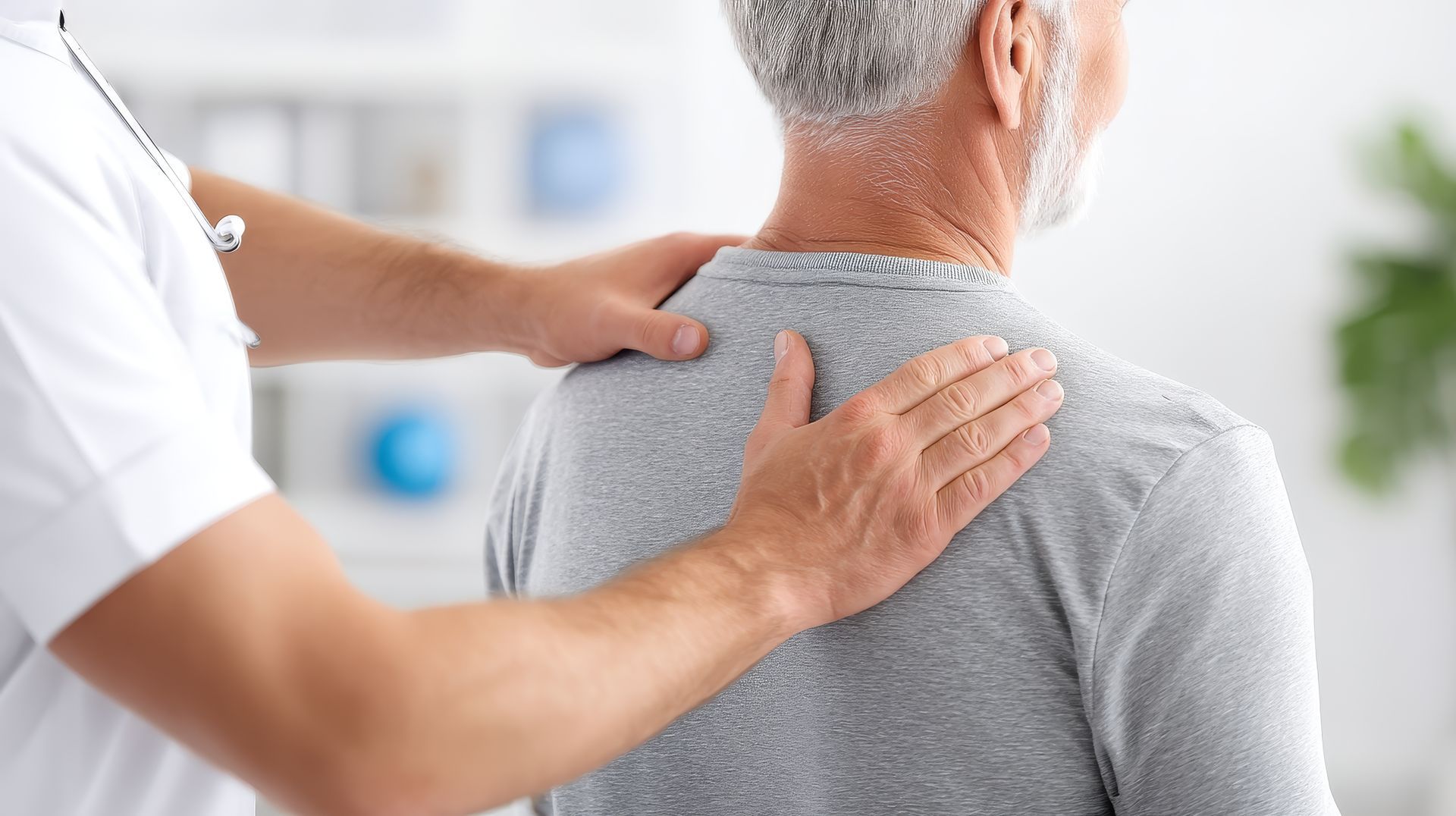 Un kiné s'occupe du dos d'une personne agée