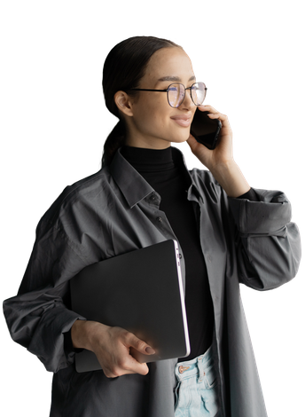 Une femme répond au téléphone