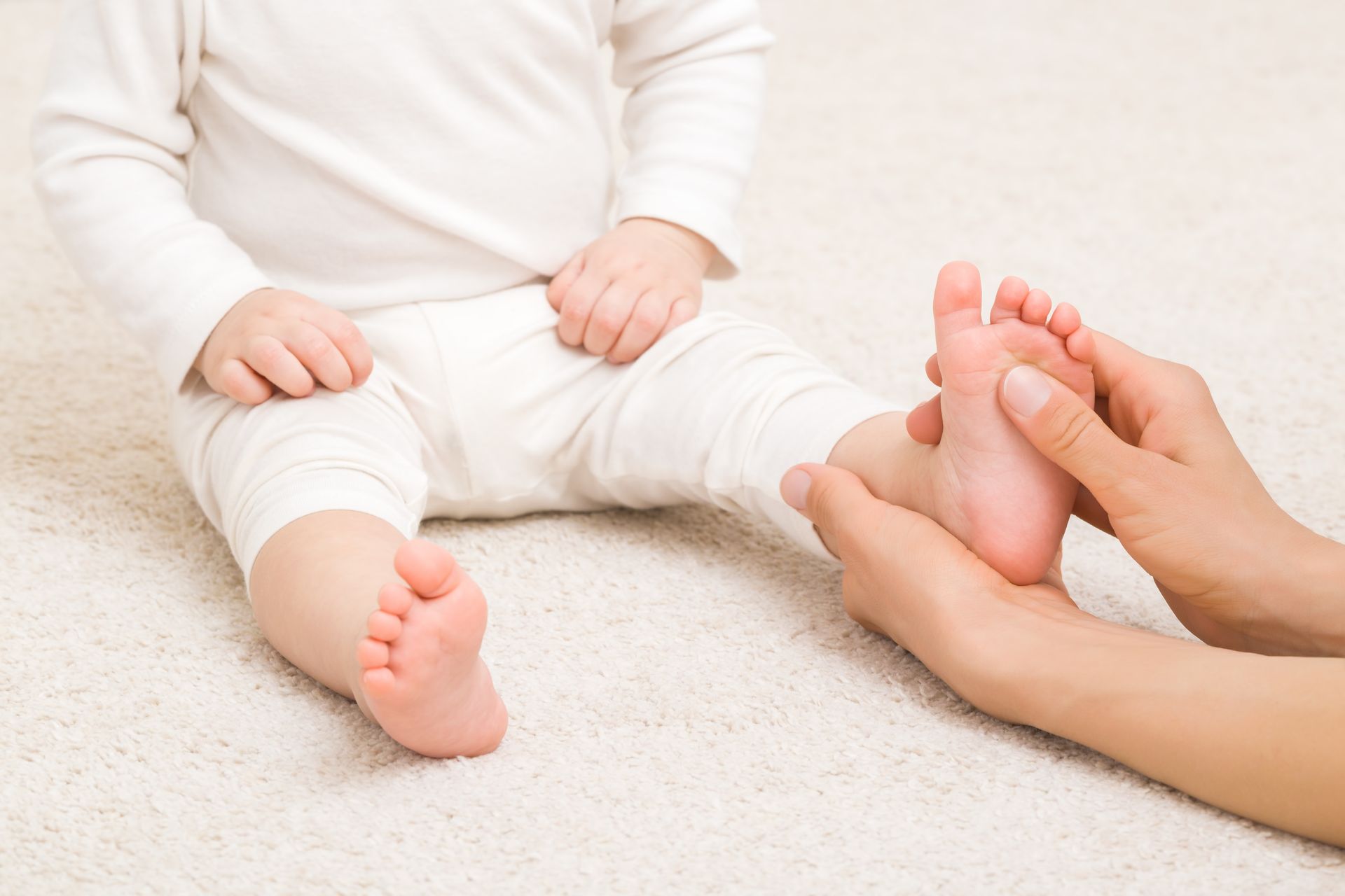 Un ostéopathe avec un bébé