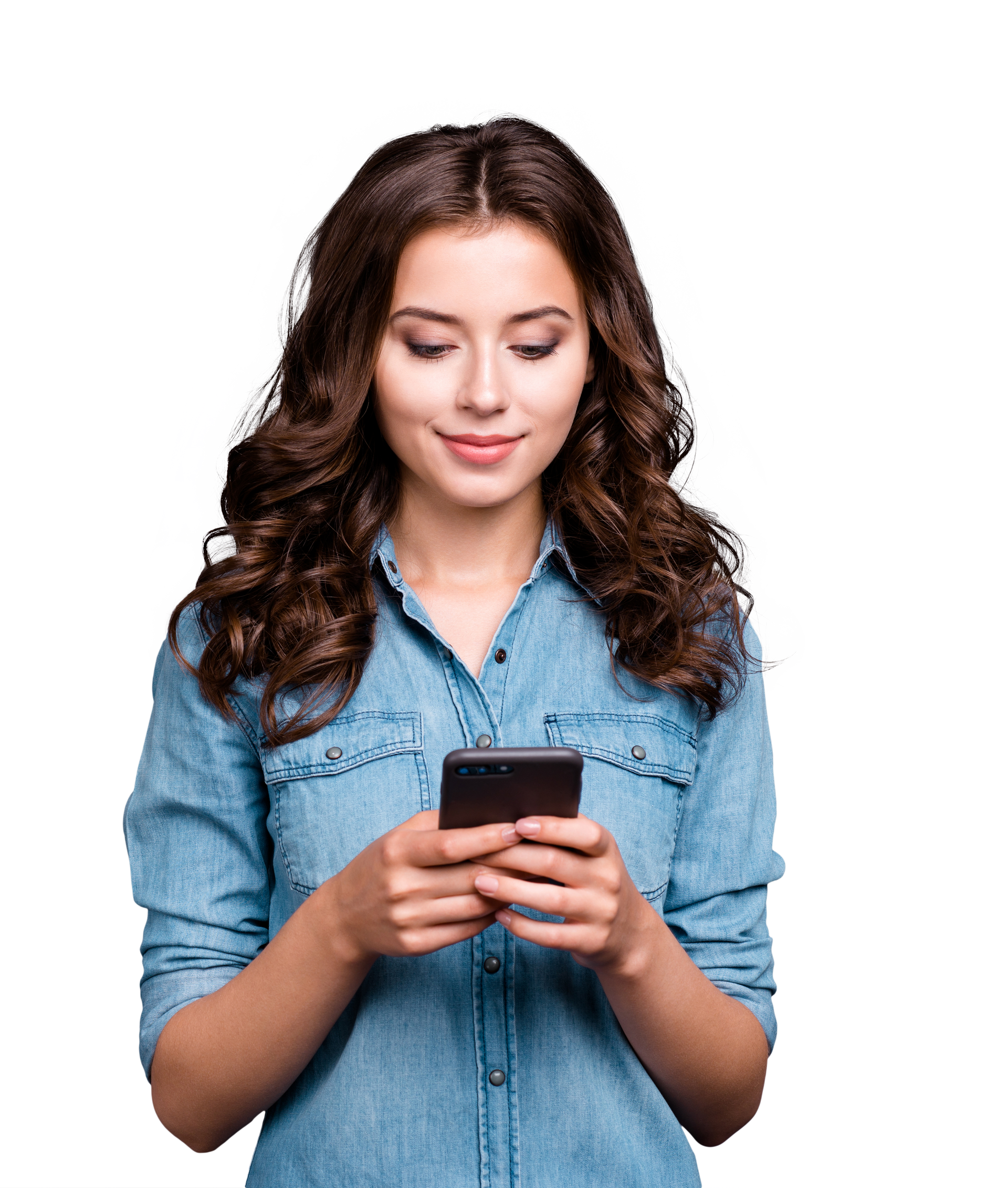 Une jeune femme regarde son téléphone