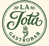 Logotipo circular verde para LA Toto Gastrobar con tipografía decorativa y emblema sobre fondo crema.